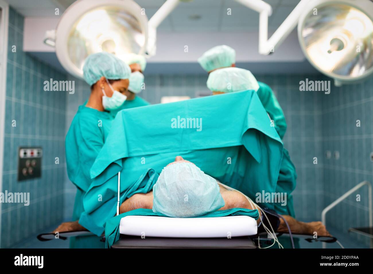 Fonctionnement de l'équipe de chirurgie dans une salle chirurgicale Banque D'Images Fonctionnement de l'équipe de chirurgie dans une salle chirurgicale Banque D'Images