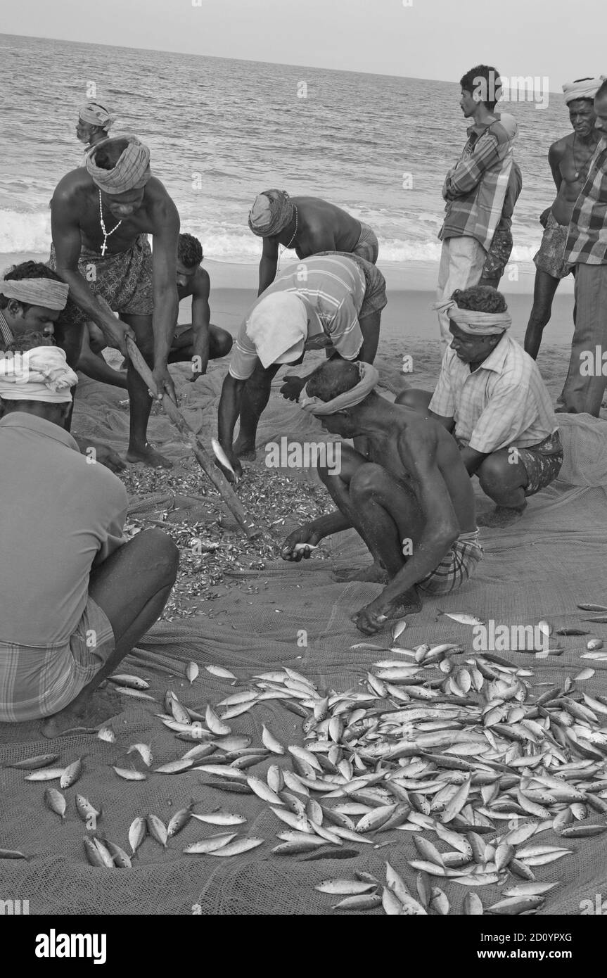 Inde : les pêcheurs à Kovalam Beach au Kerala Banque D'Images