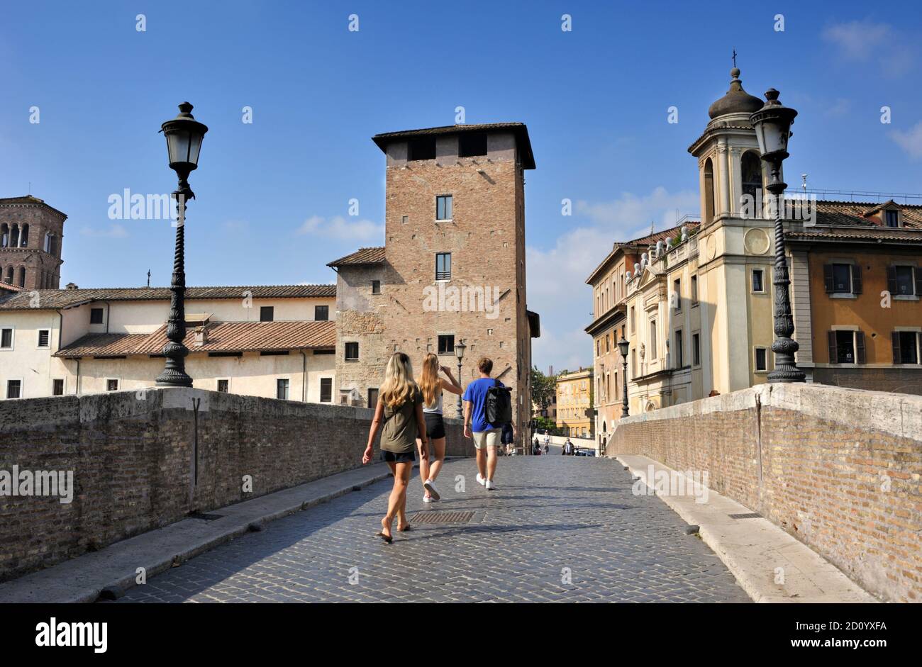 Italie, Rome, Isola Tiberina, Pons Fabricius, Ponte Fabricio, ancien pont romain (62 av. J.-C.) et tour médiévale torre dei Caetani Banque D'Images
