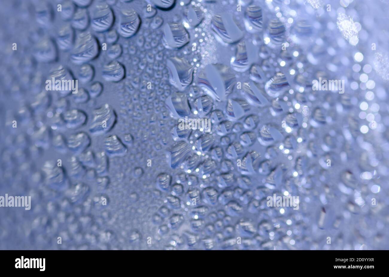 Les gouttes sur le verre arrière-plan flou. Banque D'Images