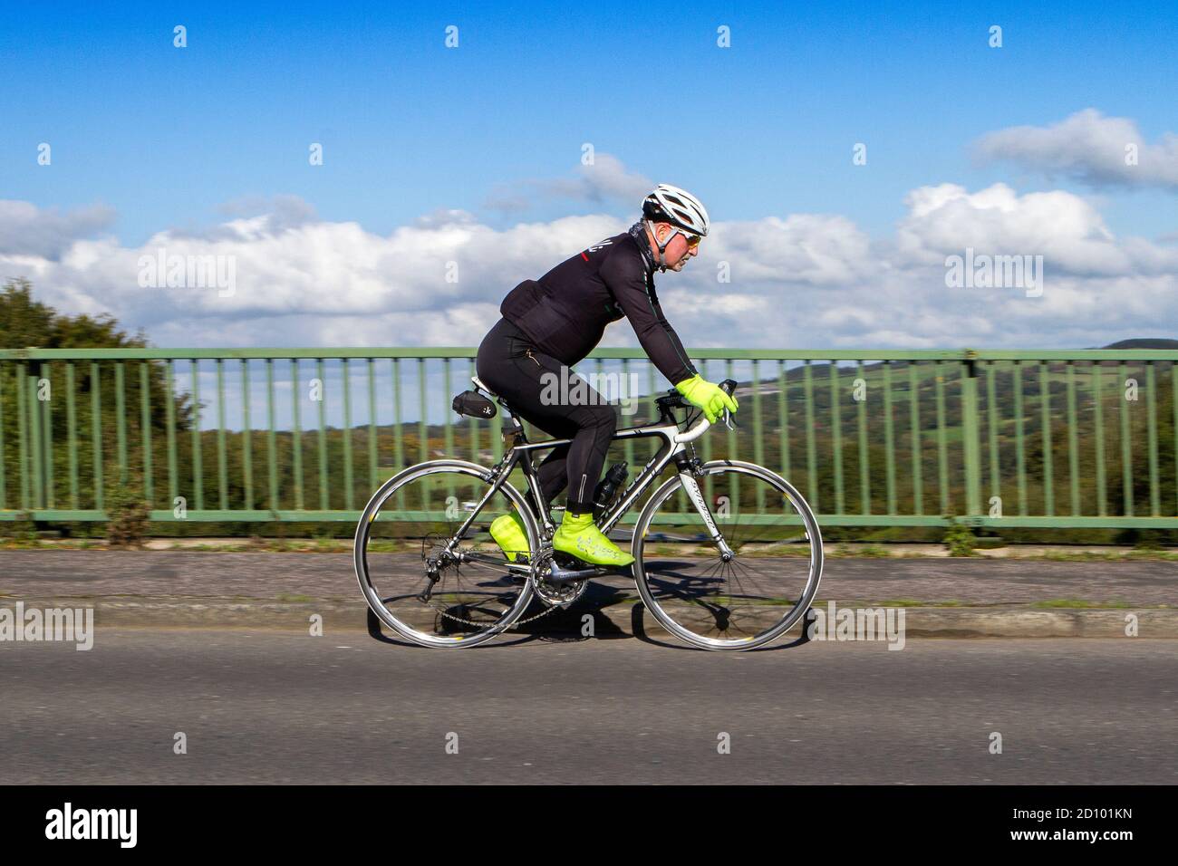Un homme qui fait une course légère en fibre de carbone Synapse de  Cannondale vélo sur la route près de Preston dans Lancashire Photo Stock -  Alamy