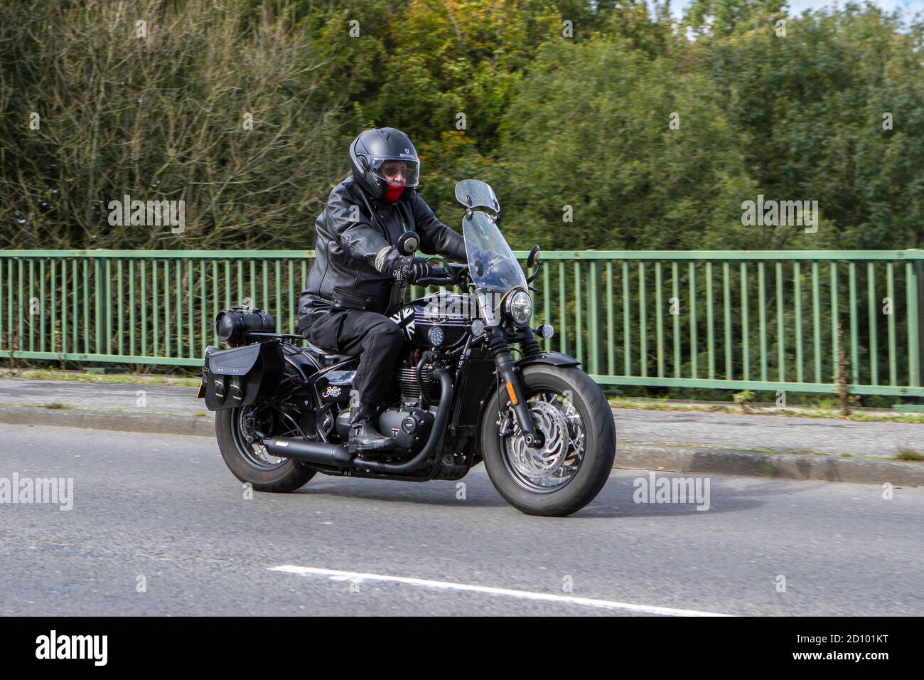 Une moto de roadster Triumph conduite sur la route près de Chorley dans Lancashire, Royaume-Uni Banque D'Images