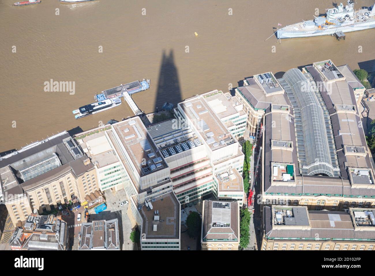 Ombre du Shard à Londres, Angleterre, sur les bâtiments environnants et la Tamise. Banque D'Images