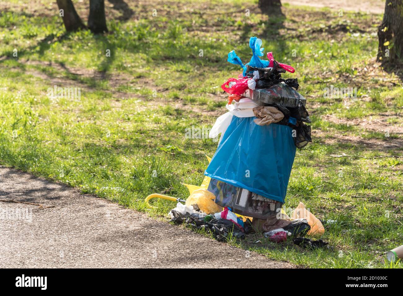 Poubelle trop pleine dans le parc - déchets, sacs en plastique, pooing pour chiens, désordonné Banque D'Images