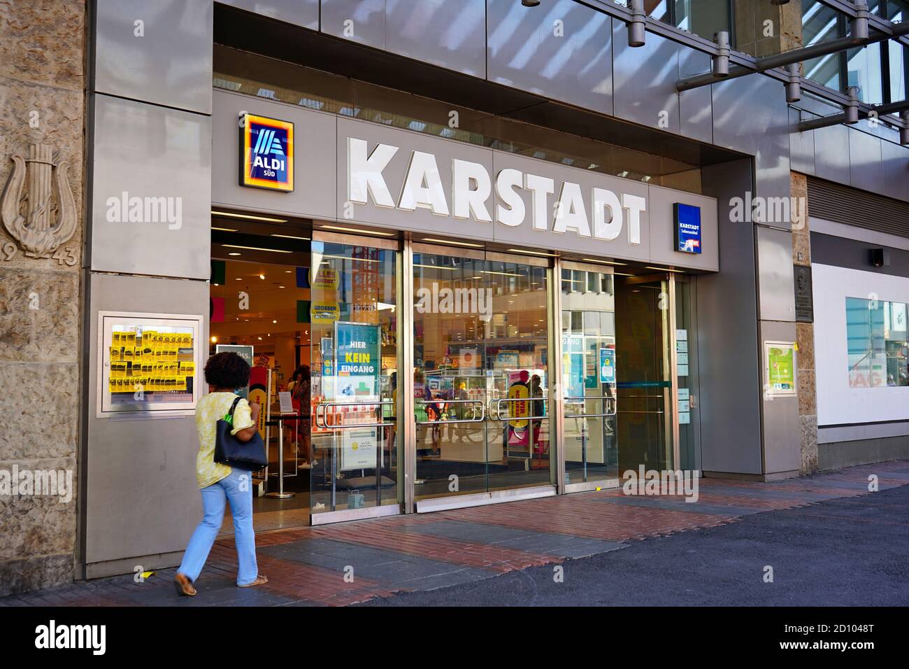 L'entrée du grand magasin allemand de longue date „Karstadt“ sur Shadowstraße / Schadow Street à Düsseldorf, Allemagne. Banque D'Images