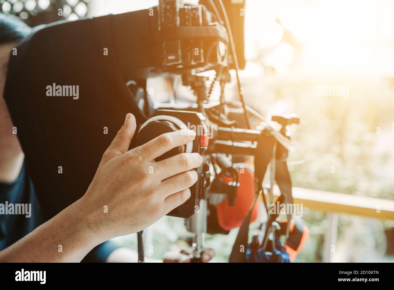 Extracteur de mise au point manuel ou premier assistant de caméra  travaillant dans le film prise de vue Photo Stock - Alamy
