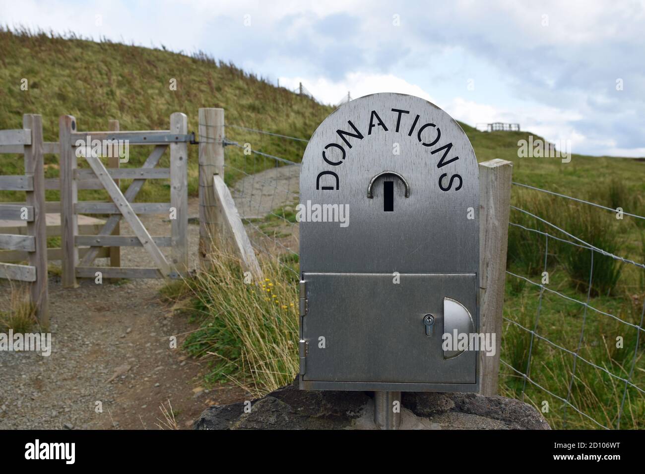 Boîte de dons extérieure en métal à l'île de Skye de Lealt Falls. Dons utilisés pour l'entretien du parking et du réseau PATH. Banque D'Images