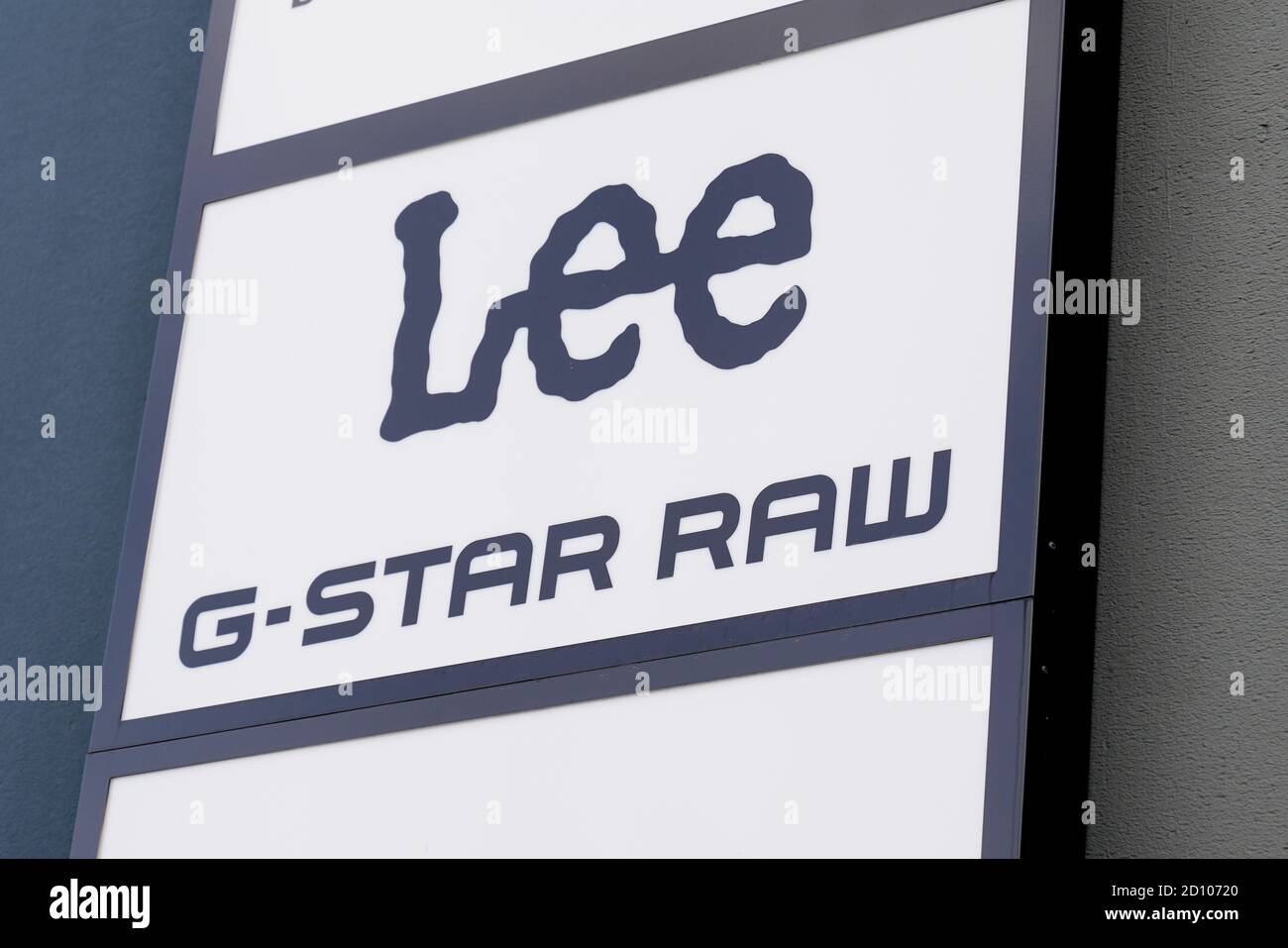 Bordeaux , Aquitaine / France - 10 01 2020 : logo et texte Lee G-STAR RAW  sur Jeans boutique boutique avant de la marque boutique vêtements mode  Photo Stock - Alamy