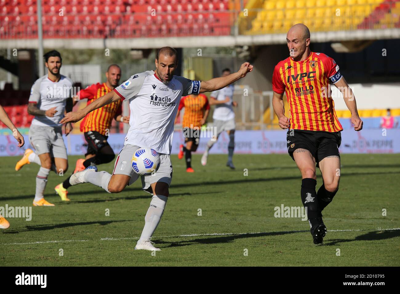 Benevento, Italie. 04e octobre 2020. Rodrigo Palacio, l'avant-avant argentin de Bologne, donne le ballon lors du match de football de la série A, Benevento Calcio vs Bologna FC. Benevento a gagné 1-0. Crédit : Agence photo indépendante/Alamy Live News Banque D'Images