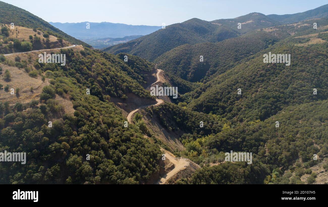 Vue aérienne de drone sur les montagnes avec route de montagne Banque D'Images