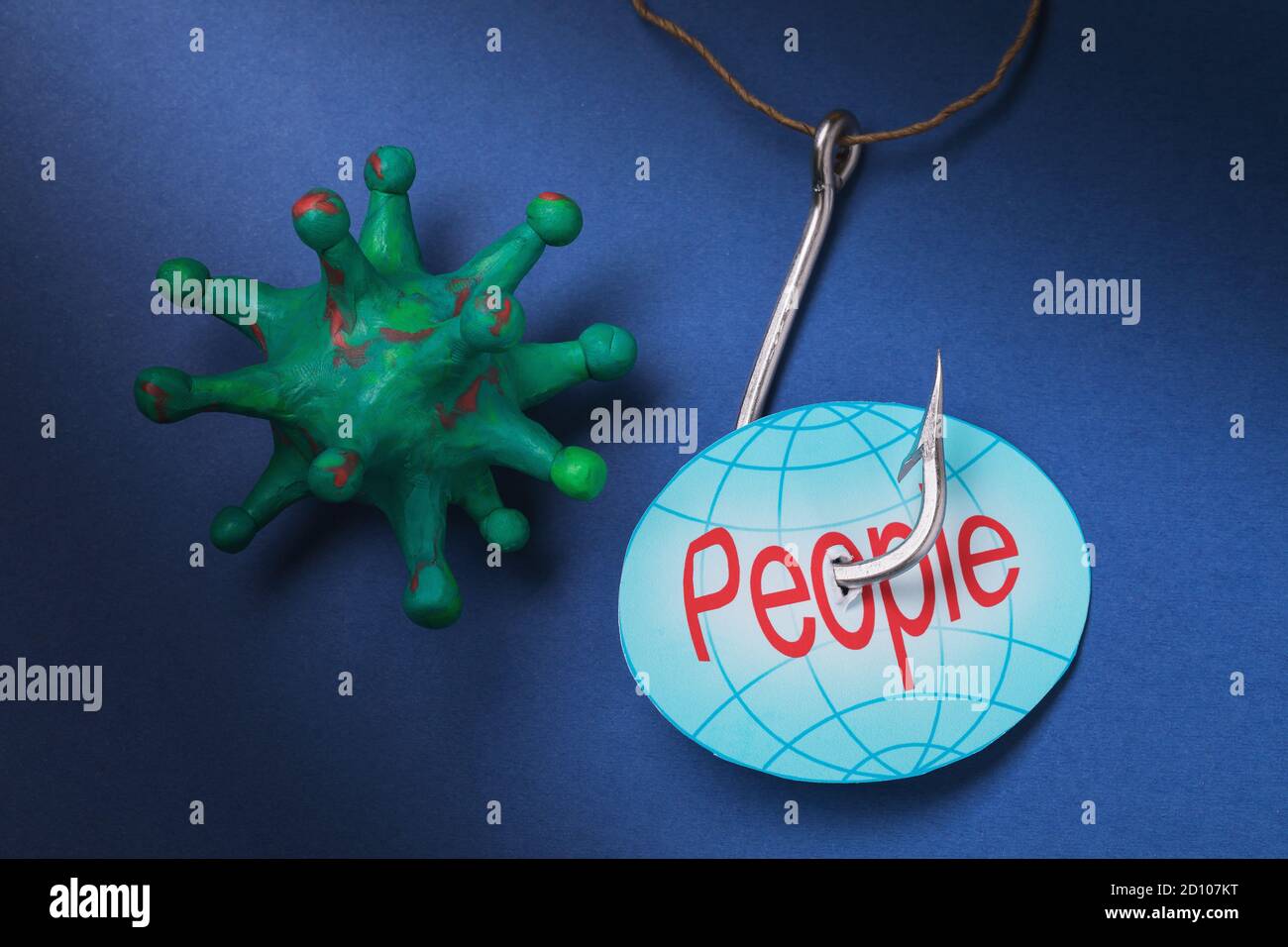 Jouets bactéries, étiquette avec texte et un grand crochet. Concept sur le sujet : l'humanité est prise en otage par le coronavirus Banque D'Images