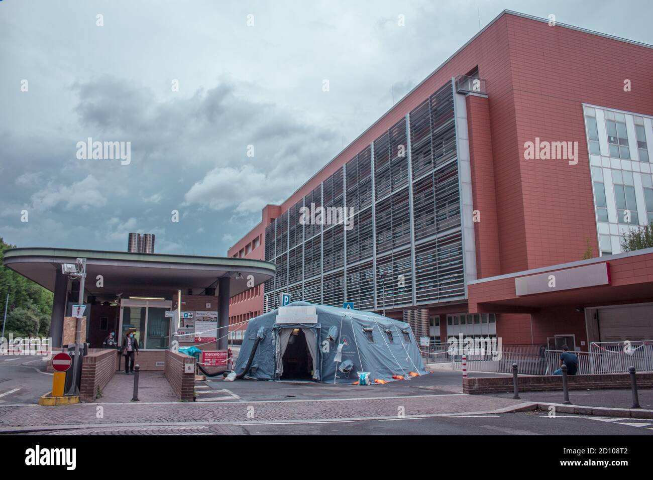 Bologne : entrée d'urgence de la protection civile avec tente à un premier secours de Bologne (pandémie Covid-19 2020) Banque D'Images