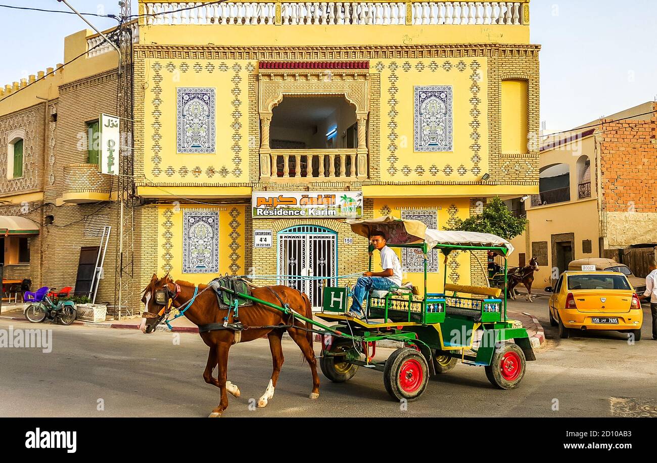 Chariot tiré par cheval sur la rue de la ville. Tozeur, Tunisie Banque D'Images