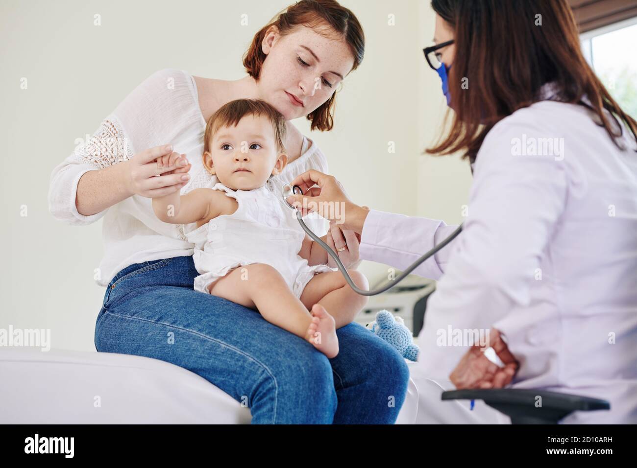 Pédiatre à l'écoute de la respiration Banque D'Images