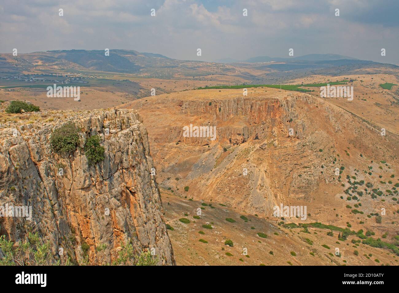 Vue sur le désert depuis le mont Arbel en Israël Banque D'Images