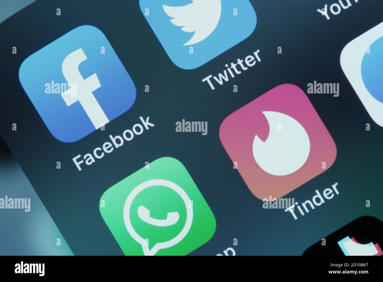 Tinder et l'application Facebook sur l'écran Apple iPhone X. Banque D'Images