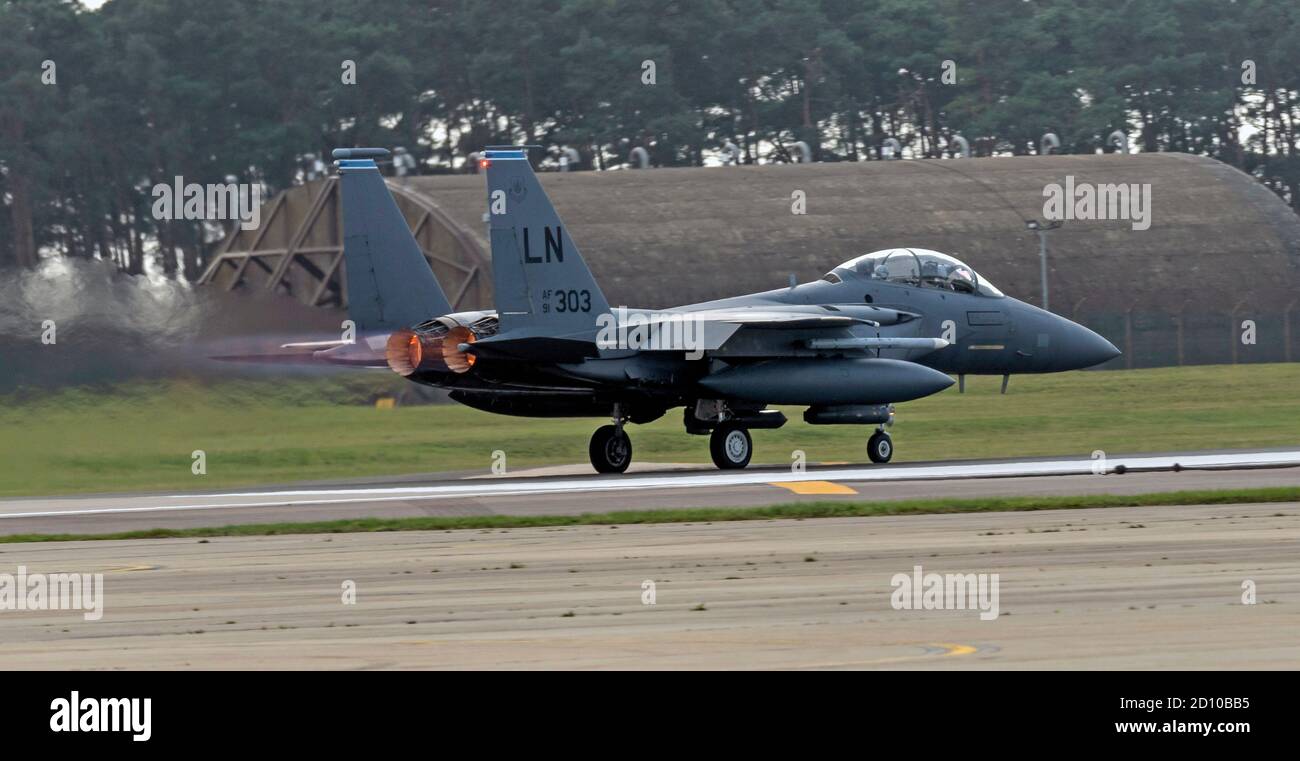 F-15E Strike Eagle, après l'allumage des brûleurs, roulant sur la piste à pleine puissance pour le décollage Banque D'Images
