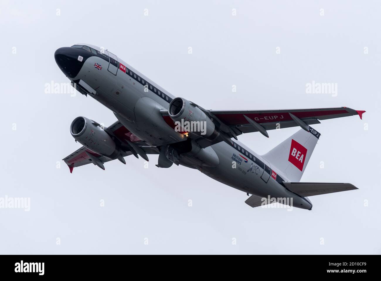 Avion de ligne British Airways décollage par mauvais temps de l'aéroport de Londres Heathrow, Royaume-Uni. Le jet BEA rétro centenaire s'envol dans un nuage lourd Banque D'Images