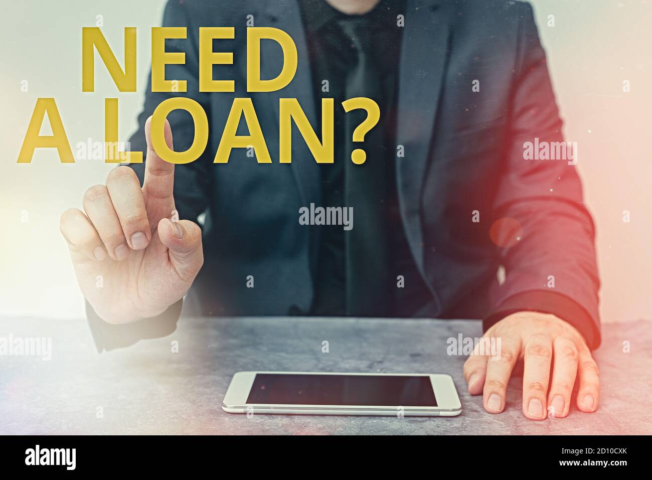 Écriture de texte écriture de texte besoin D'UNE Loanquestion. Photo conceptuelle offrant un argent pour un modèle de finances individual ou d'affaires affichant un écran noir Banque D'Images