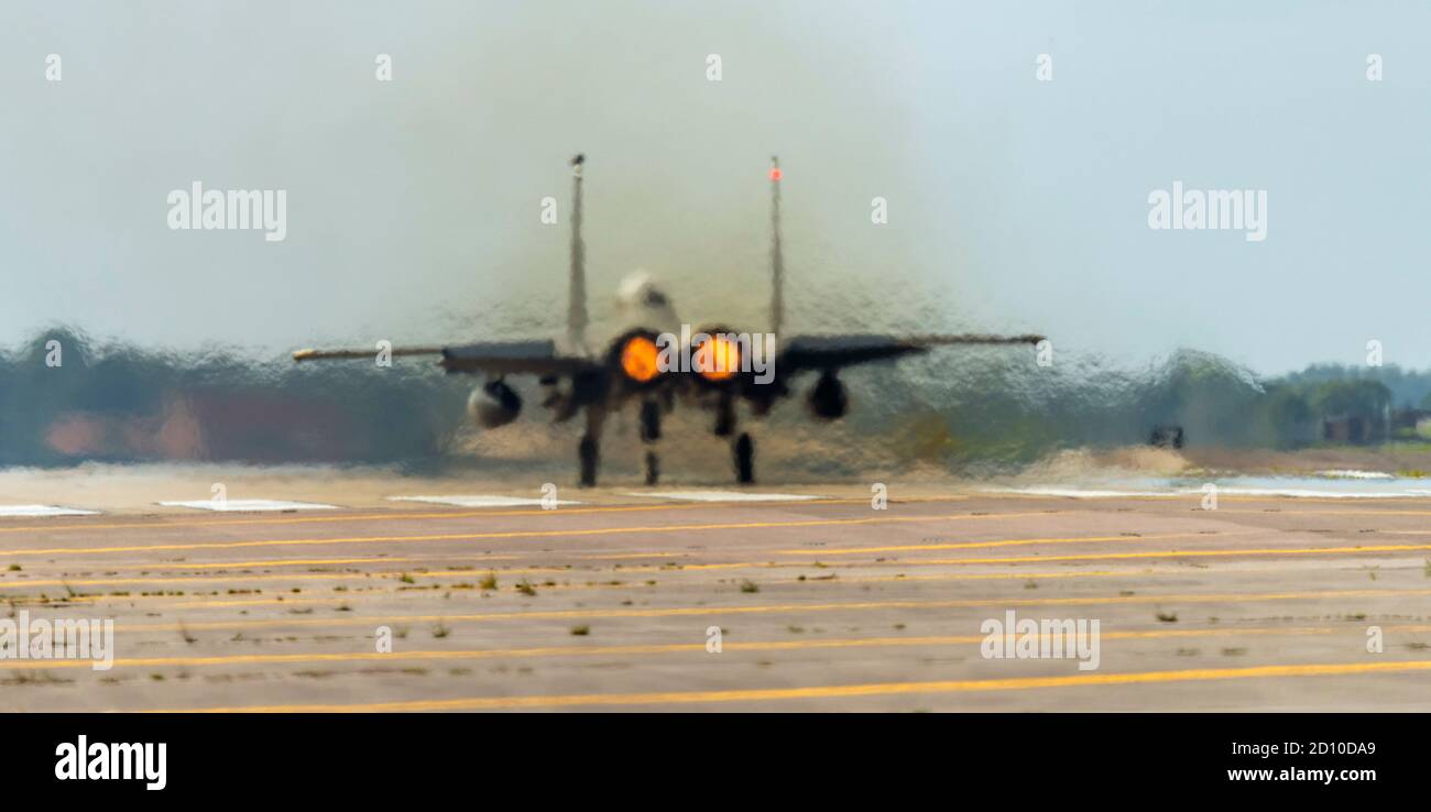 F-15E Strike Eagle, après l'allumage des brûleurs, roulant sur la piste à pleine puissance pour le décollage Banque D'Images
