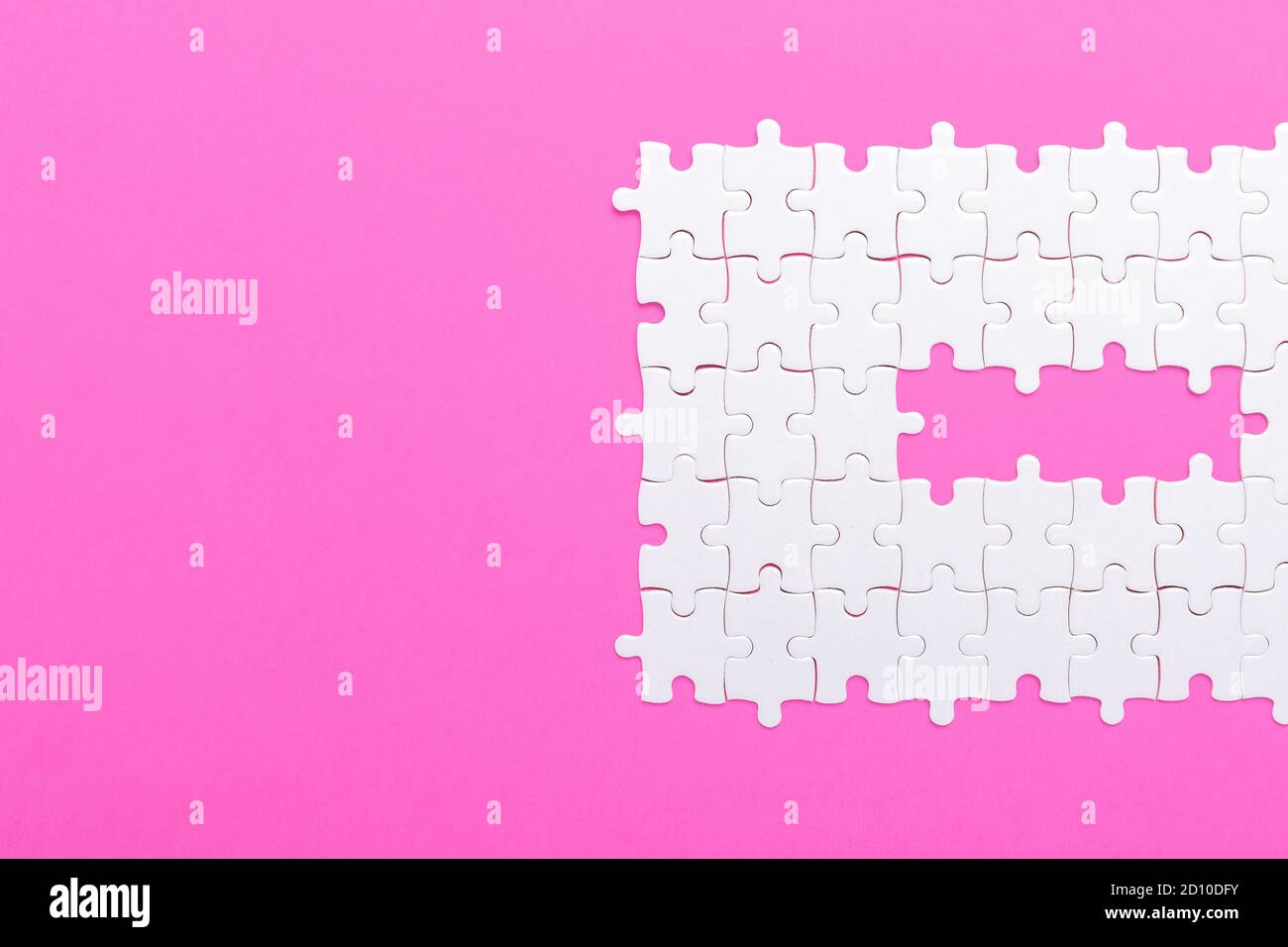 Puzzle blanc avec espace vide pour le texte et rose Arrière-plan - image Banque D'Images
