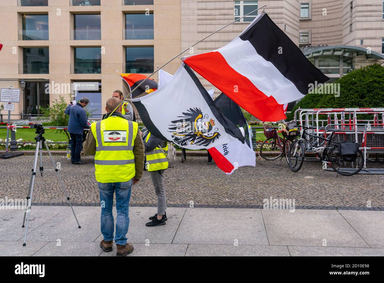 2 octobre 2020, Berlin, ce que l'on appelle Reichsburgs manifestent devant l'ambassade américaine. Reichsflaggen a pu être vu de nouveau, c'est-à-dire les drapeaux de l'Empire allemand, qui ont été initialement aussi utilisés par les socialistes nationaux, ainsi que le drapeau de la Prusse et le drapeau inversé de l'Allemagne. Les manifestants posent la soi-disant question de l'Allemagne avec leur rassemblement et exigent la « grande » Allemagne. | utilisation dans le monde entier Banque D'Images