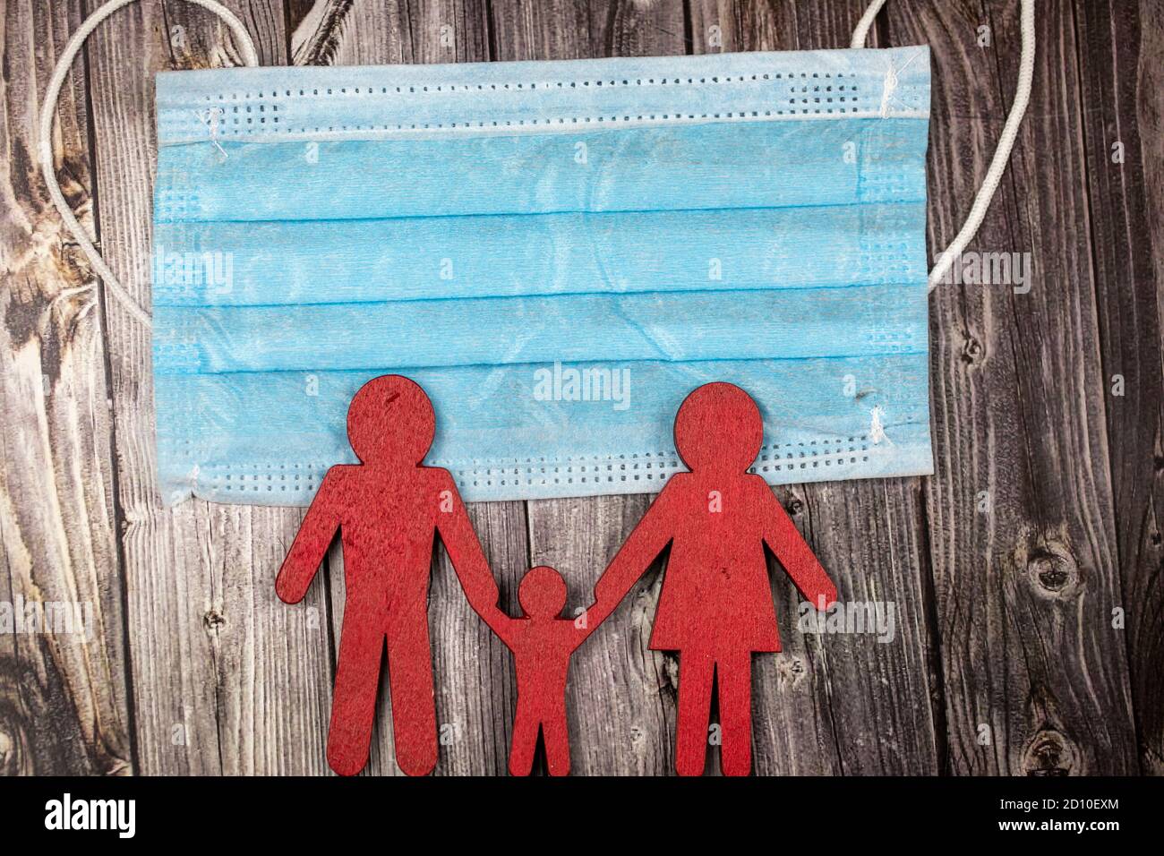 Masques médicaux et papier familial, restriction et covid-19 coronavirus pandémique concept Banque D'Images