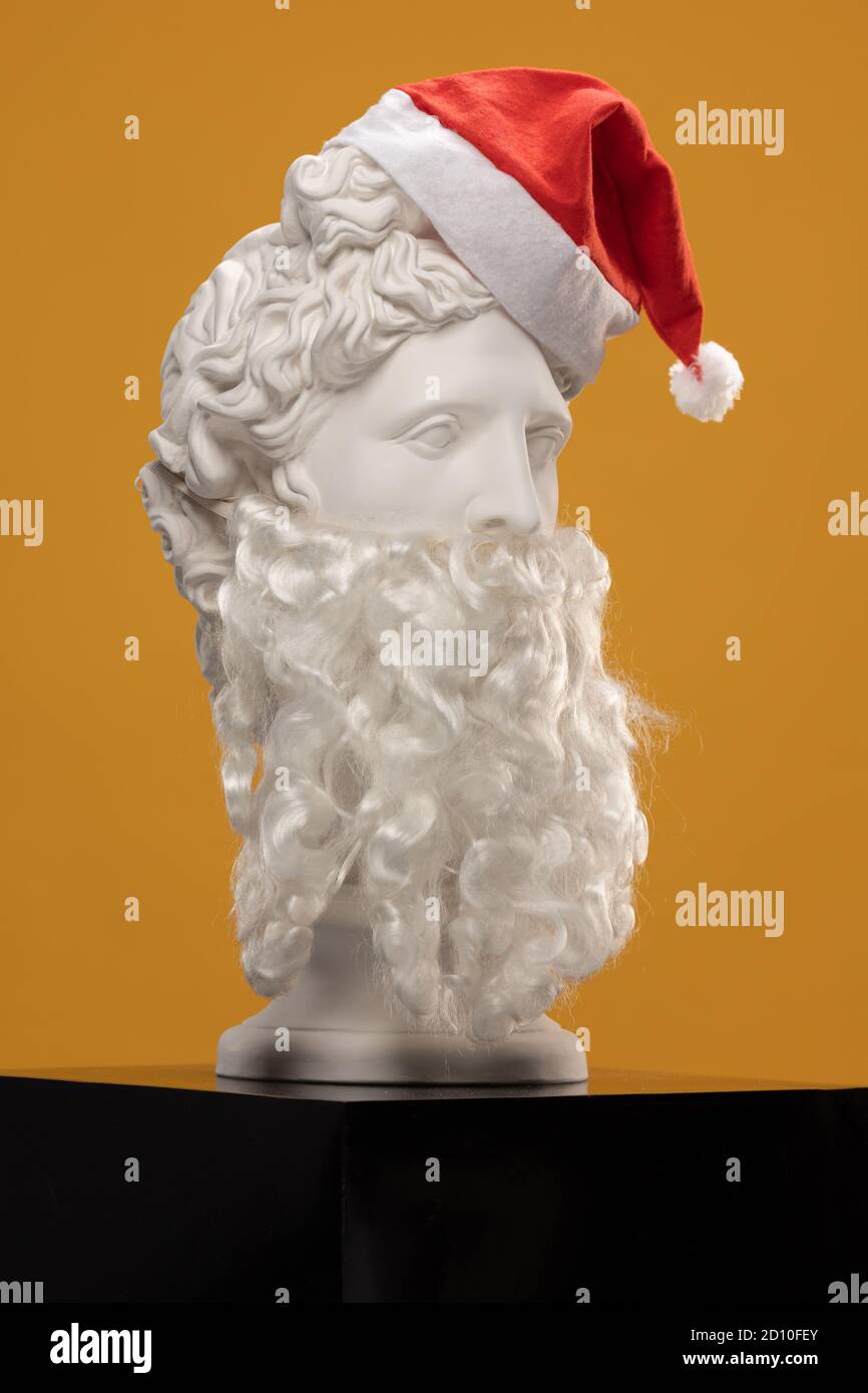 Statue en plâtre blanc d'Apollo Belvedere avec un long blanc Barbe et  chapeau rouge du Père Noël Photo Stock - Alamy