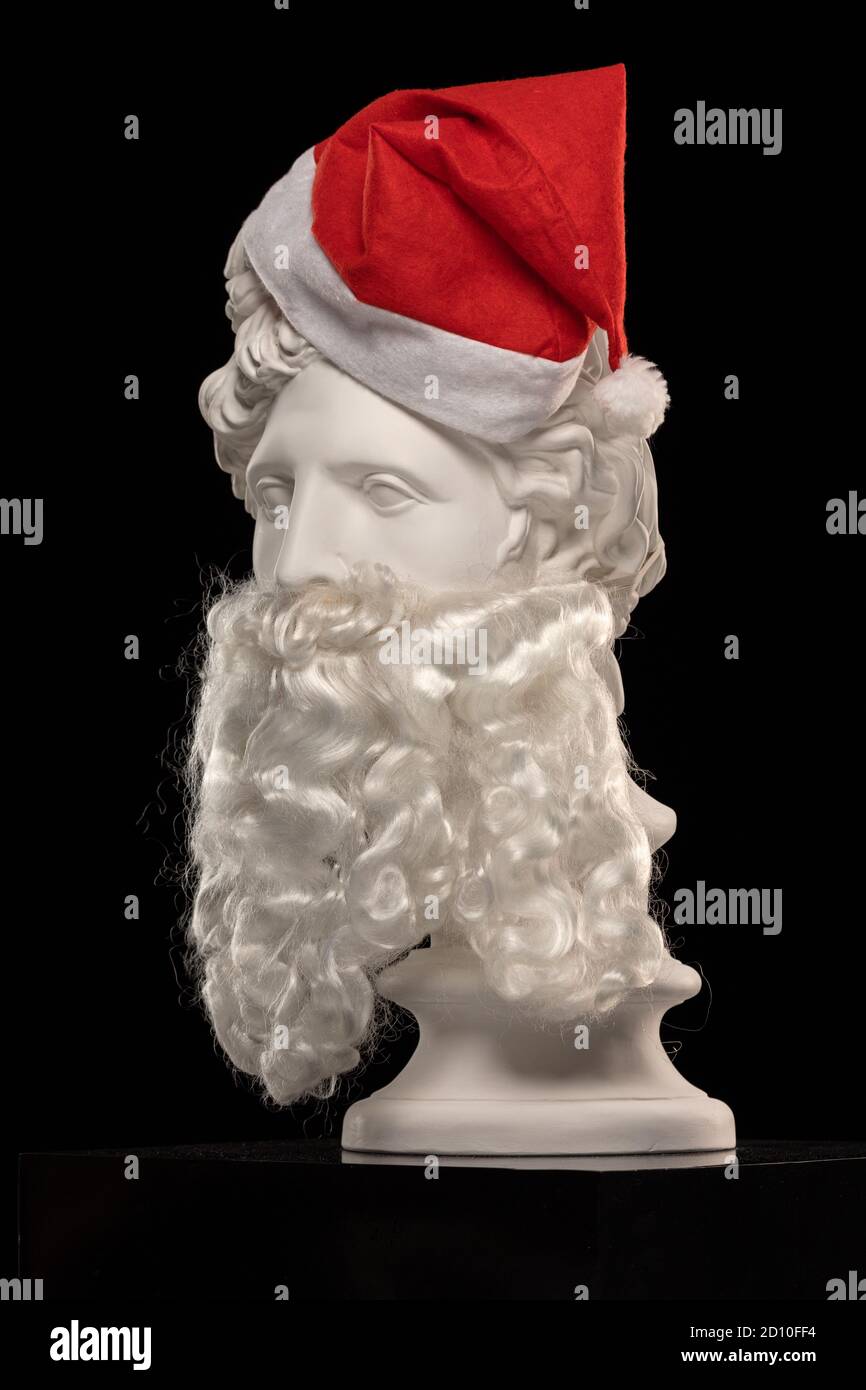 Statue en plâtre blanc d'Apollo Belvedere avec un long blanc Barbe et  chapeau rouge du Père Noël Photo Stock - Alamy