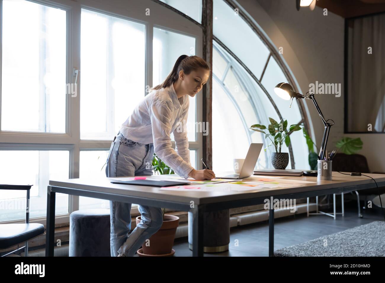 Jeune femme de direction du caucase concentrée préparant des documents. Banque D'Images