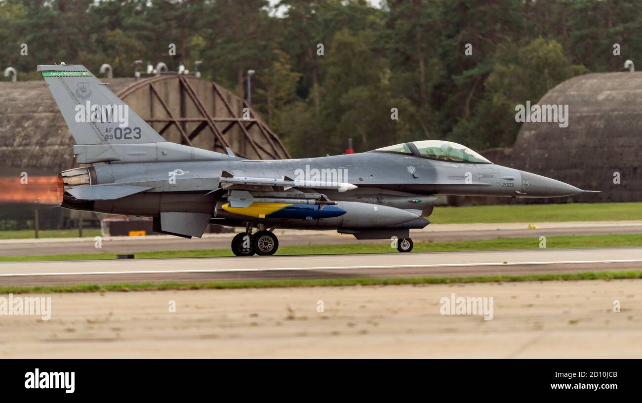 Le F-16 du 510 Escadron d'avions de combat combat combat les Falcons avec toute la puissance après brûleur pour le décollage Banque D'Images
