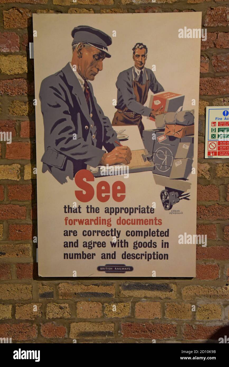Un ancien avis d'information de British Rail concernant la manipulation correcte du trafic de marchandises au National Railway Museum, York, Royaume-Uni Banque D'Images