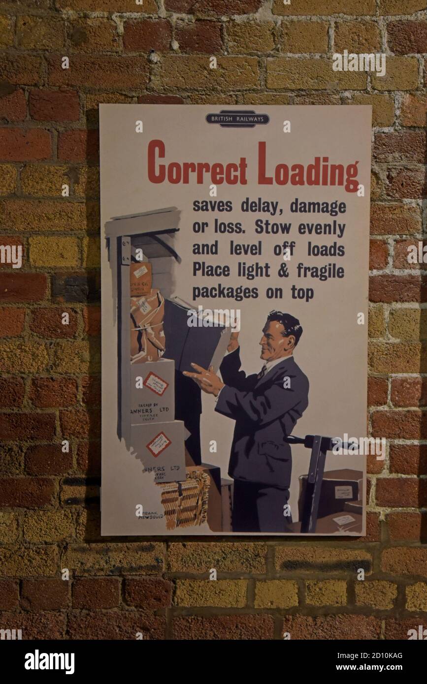 Un ancien avis d'information de British Rail concernant la manipulation correcte du trafic de marchandises au National Railway Museum, York, Royaume-Uni Banque D'Images