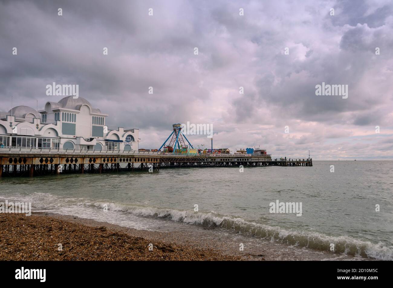 Nuages de tempête sur South Parade Pier, Southsea, Royaume-Uni. Jetée traditionnelle en bord de mer en Grande-Bretagne. Banque D'Images