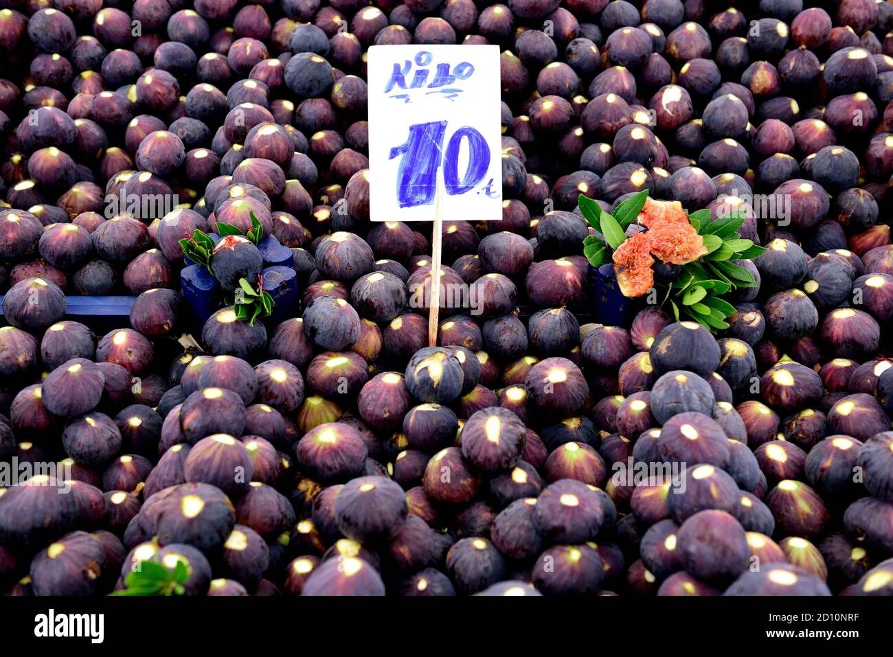 Figues turques mûres et brutes récoltées à vendre sur un marché agricole, Istanbul, Turquie Banque D'Images