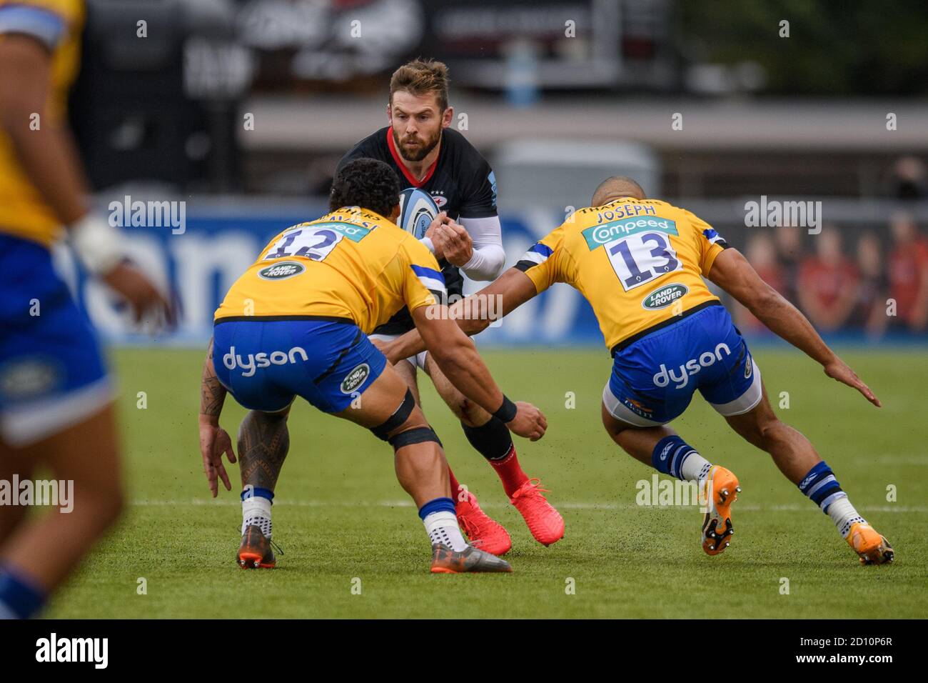 LONDRES, ROYAUME-UNI. 04e octobre 2020. Elliot Daly de Saracens (au centre) est abordé lors du match de rugby Gallagher Premiership Round 22 entre Saracens vs Bath à Allianz Park le dimanche 04 octobre 2020. LONDRES, ANGLETERRE. Credit: Taka G Wu/Alay Live News Banque D'Images