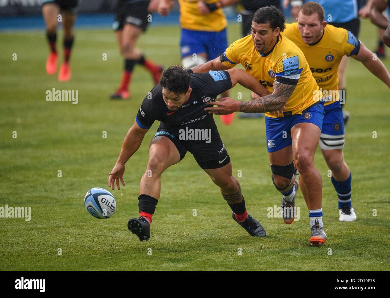 LONDRES, ROYAUME-UNI. 04e octobre 2020. Juan Pablo Socino de Saracens est abordé lors du match de rugby Gallagher Premiership Round 22 entre Saracens vs Bath à Allianz Park le dimanche 04 octobre 2020. LONDRES, ANGLETERRE. Credit: Taka G Wu/Alay Live News Banque D'Images