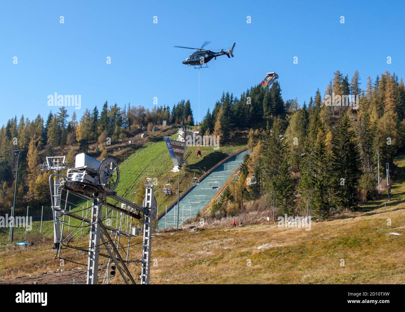 Strbskie Pleso, Slovaquie - 10 octobre 2018 : exercices de secouristes en montagne avec un hélicoptère sur le saut à ski à Strbske Pleso, Hautes Tatras, Slovaquie Banque D'Images