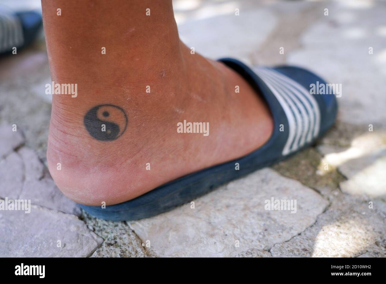 02 juillet 2020, Albanie, Himarë : un tatouage sous la forme du symbole chinois Yin et Yang est porté par un homme à son pied. Photo: Peter Endig/dpa-Zentralbild/ZB Banque D'Images