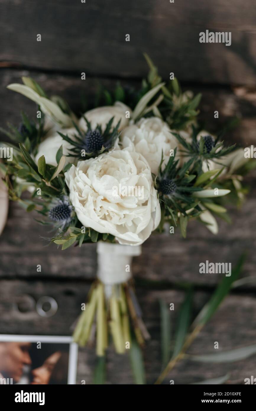 Bouquet de mariage de pivoines. Pivoines blanches. Fond floral Banque D'Images