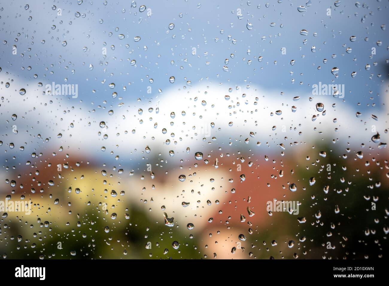 l'eau de pluie tombe sur un ciel de verre sur le fond de la vieille ville Banque D'Images