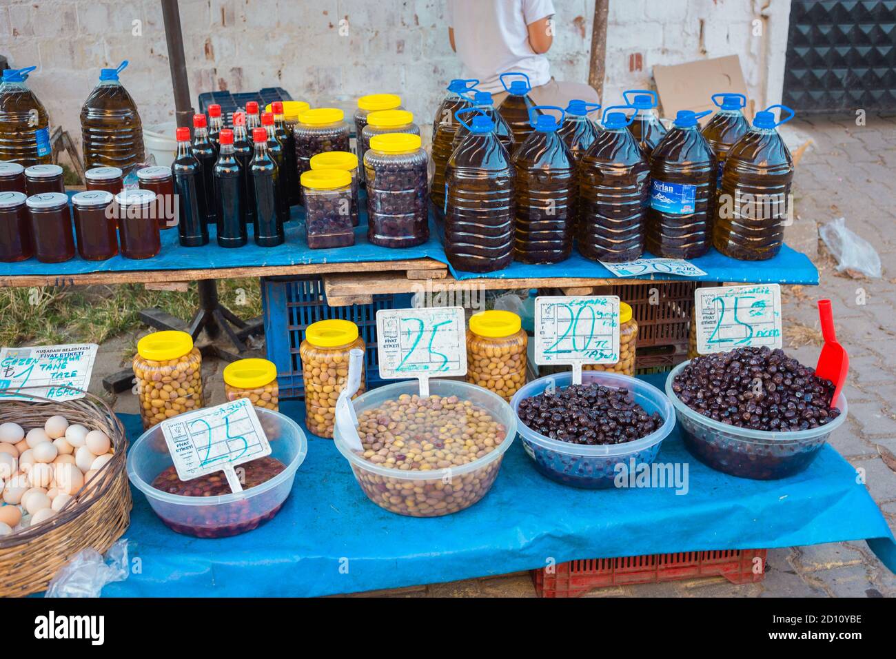 Vente d'olives turques sur le marché local en Turquie. Olives vertes et noires marinées. Banque D'Images