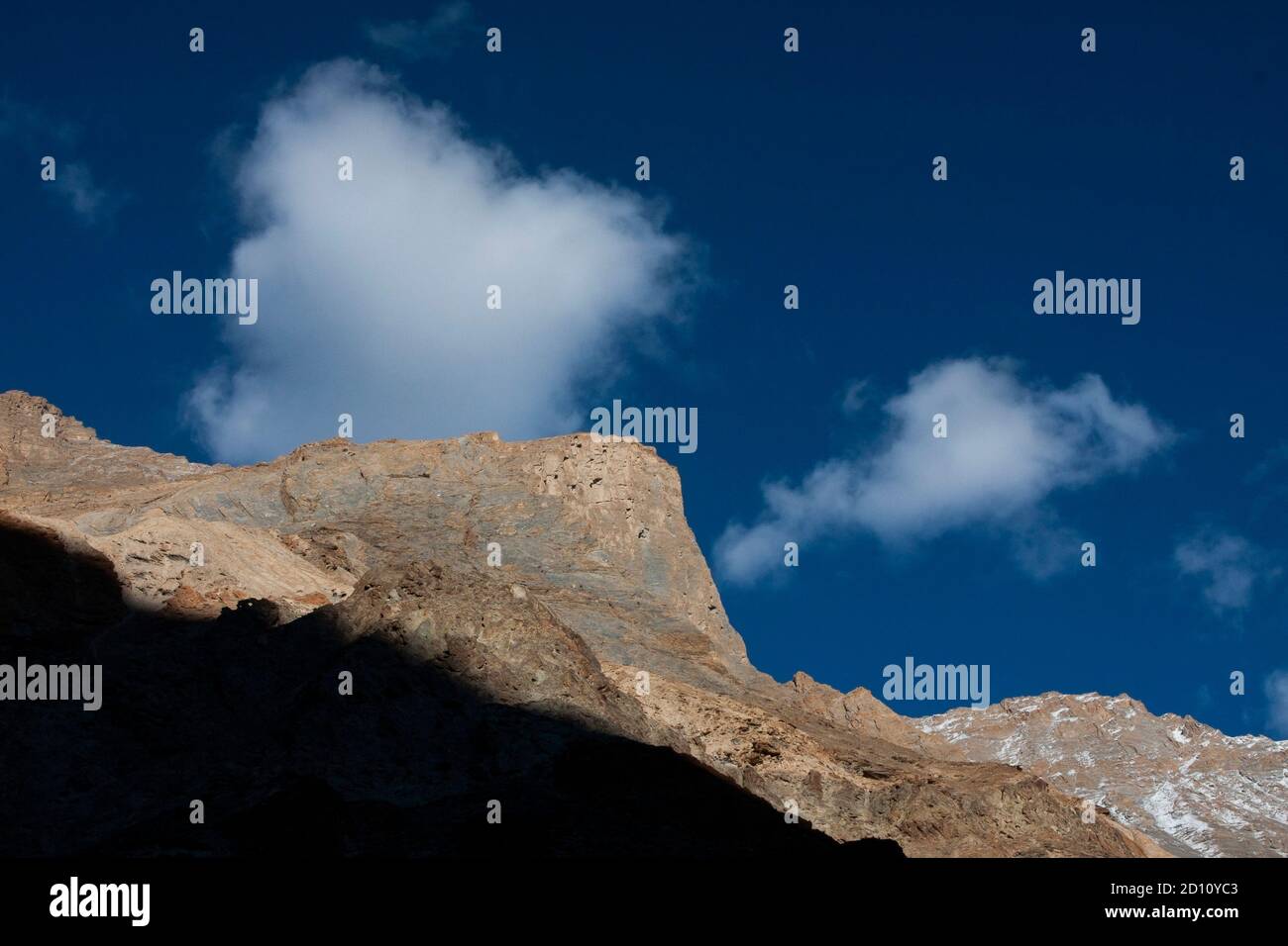 Des sommets de haute altitude et son ombre dans un froid ensoleillé Jour dans l'Himalaya dans Ladakh Banque D'Images