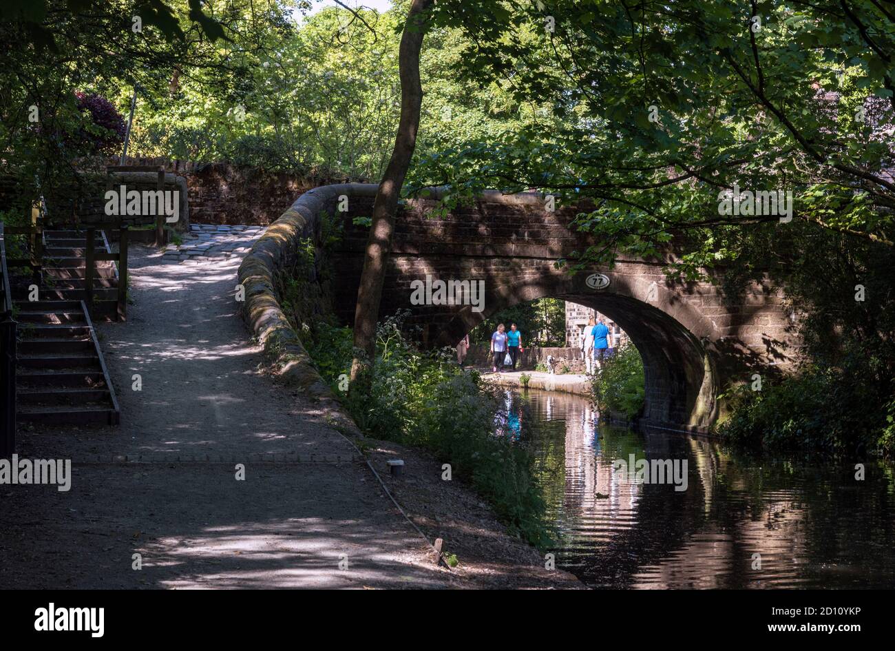 Passerelle au-dessus du canal étroit de Huddersfield, Uppermill, Saddleworth, Oldham, Greater Manchester. Banque D'Images