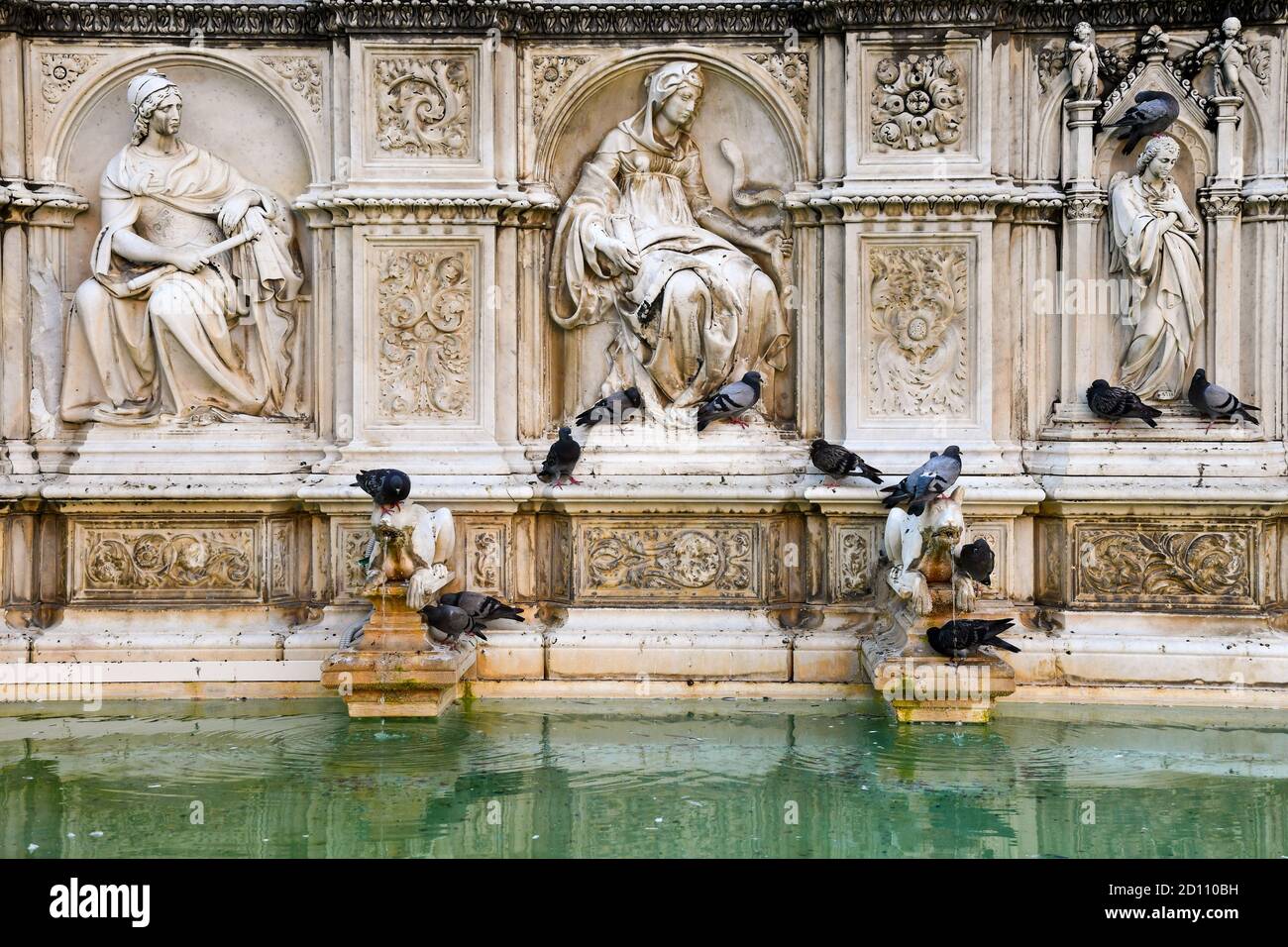 Détail de la fonte Gaia, une fontaine monumentale sur la place Piazza del Campo au centre de Sienne, site classé au patrimoine mondial de l'UNESCO, Toscane, Italie Banque D'Images