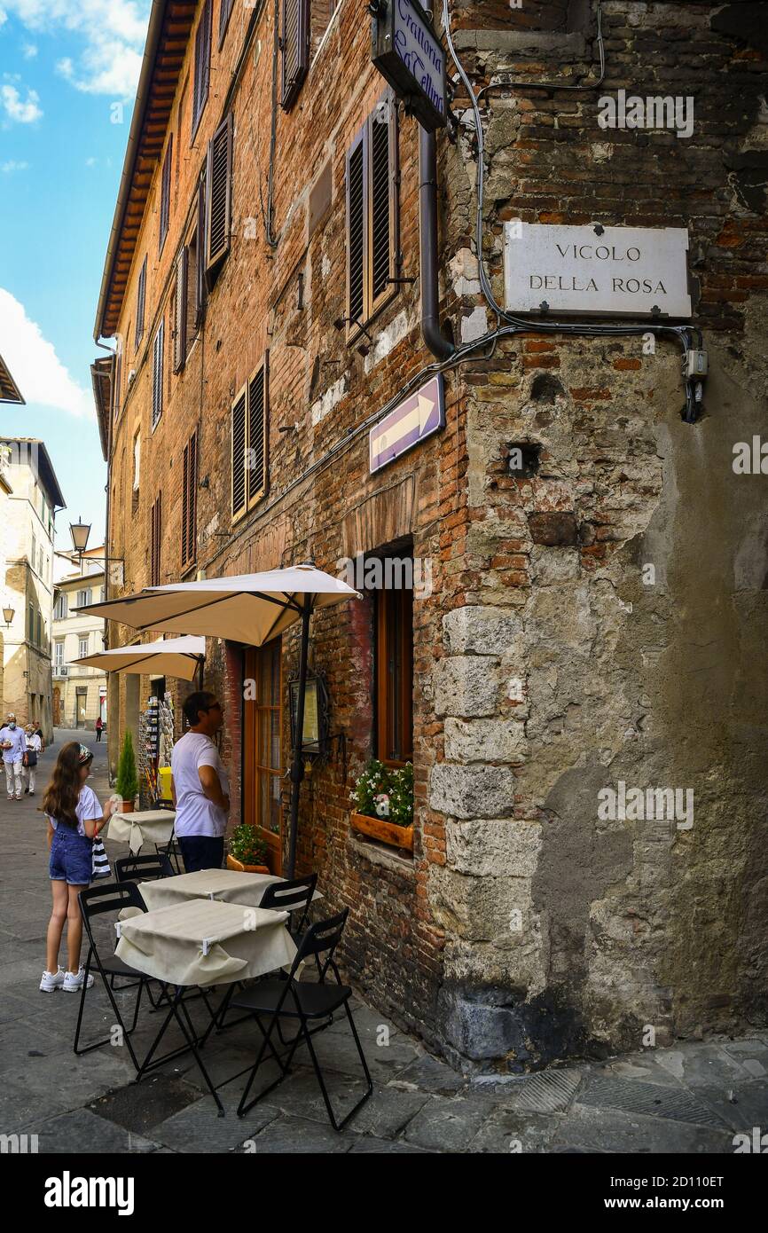 Centre historique de Sienne, UNESCO W. H. site, avec des touristes à l'extérieur d'un restaurant typique et la rue signe de Vicolo della Rosa, Toscane, Italie Banque D'Images