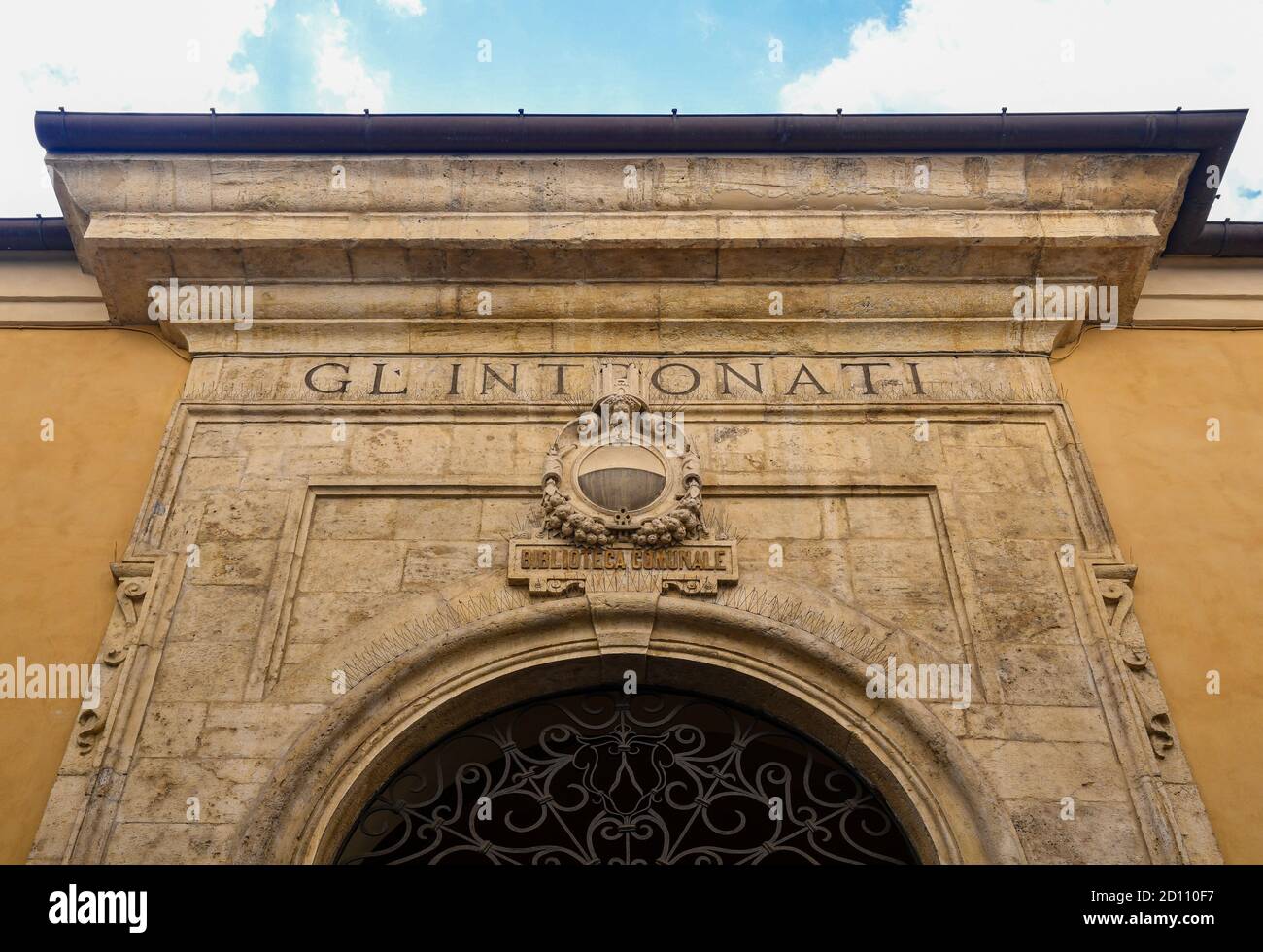 Tacade de la Biblioteca Comunale degli Intronati, une bibliothèque publique historique (1758) située dans la vieille ville de Sienne, UNESCO W.H. Site, Toscane, Italie Banque D'Images