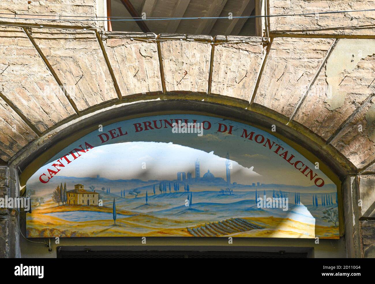 Gros plan sur le panneau de la boutique de la Cantina del Brunello di Montalcino, un magasin de vins renommé dans le centre historique de Sienne, Toscane, Italie Banque D'Images