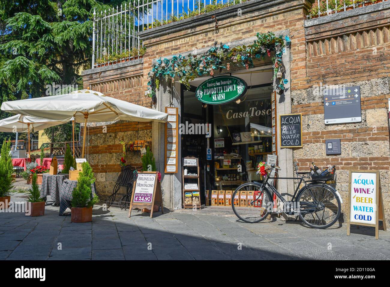 Extérieur de l'Enoteca San Domenico magasin de nourriture et de vin vendant des produits typiques de Toscane dans le centre historique de Sienne, Toscane, Italie Banque D'Images