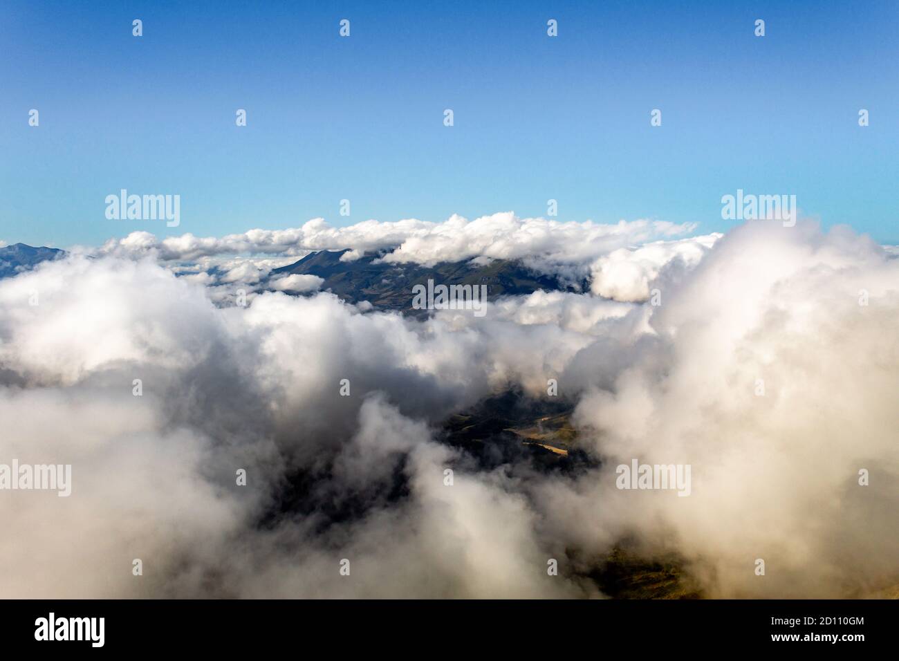 Les montagnes apparaissent hors des nuages. Banque D'Images
